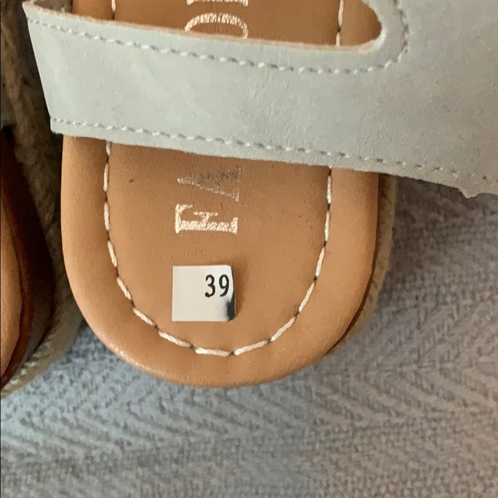Grey platforms - Picture 2 of 5
